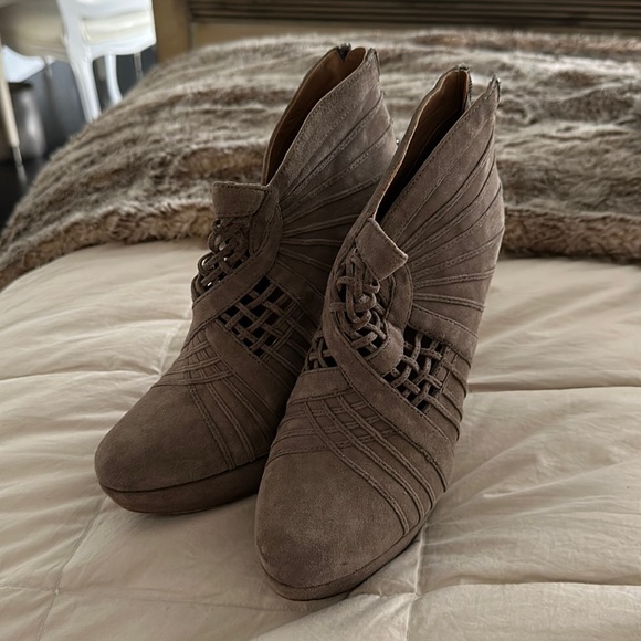 Eli’s Tahari suede ankle boots..size 36 1/2 - Picture 1 of 5